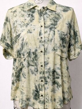 Zara's Short-Sleeve Tie-Dye Button-Down Shirt in Green and Cream